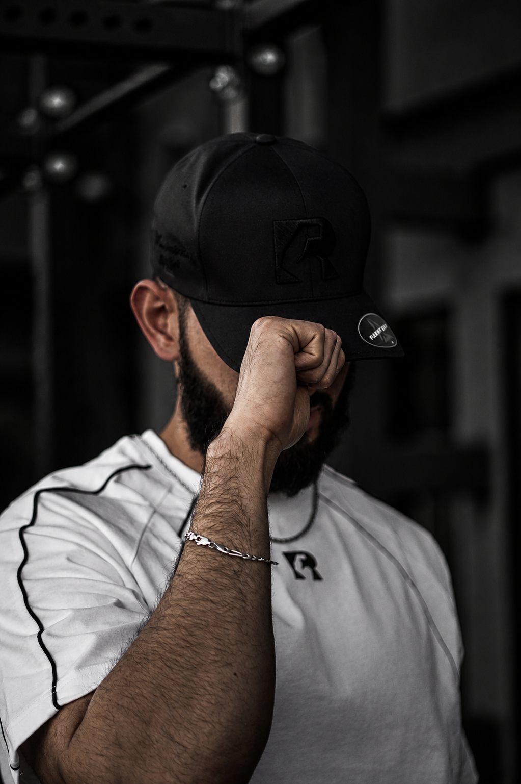 ANTIBLANDOS HAT: NEGRO