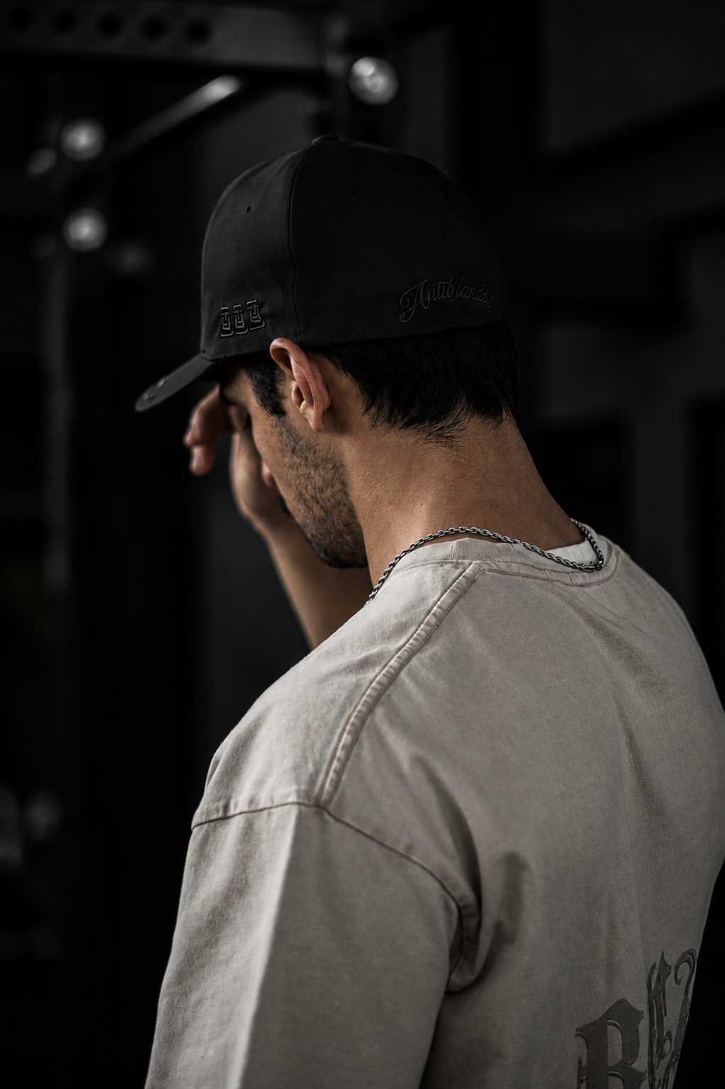 ANTIBLANDOS HAT: NEGRO